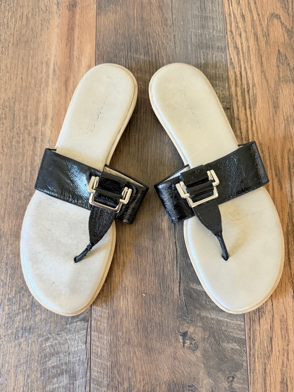 AEROSOLES Black Patent Buckle Thong Sandals size 9.5